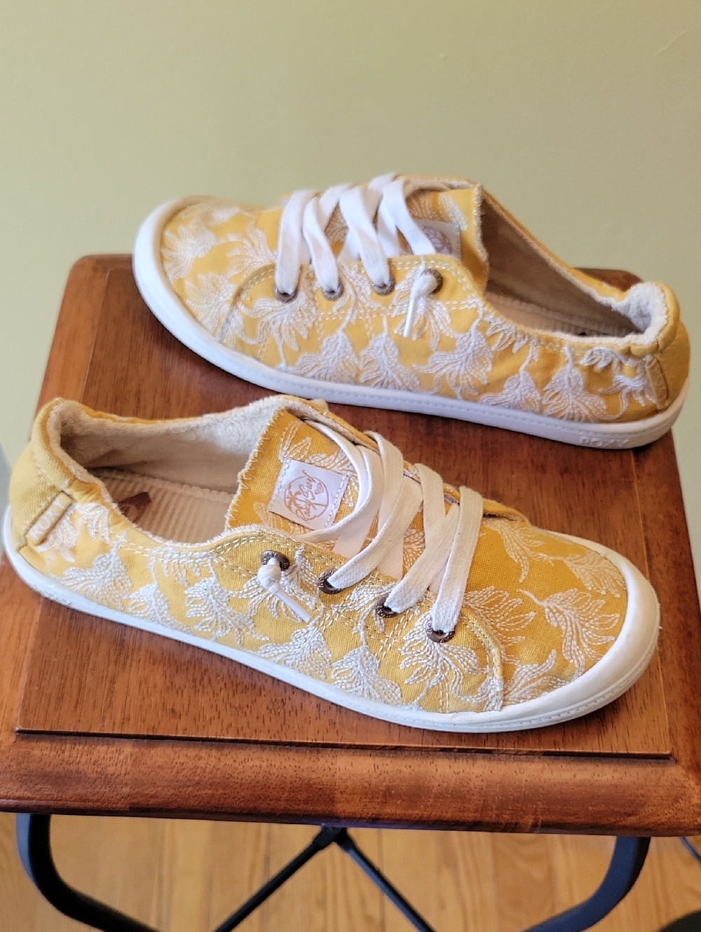 Roxy Surf Yellow Floral Sneaker | 8.5 - Picture 5 of 12